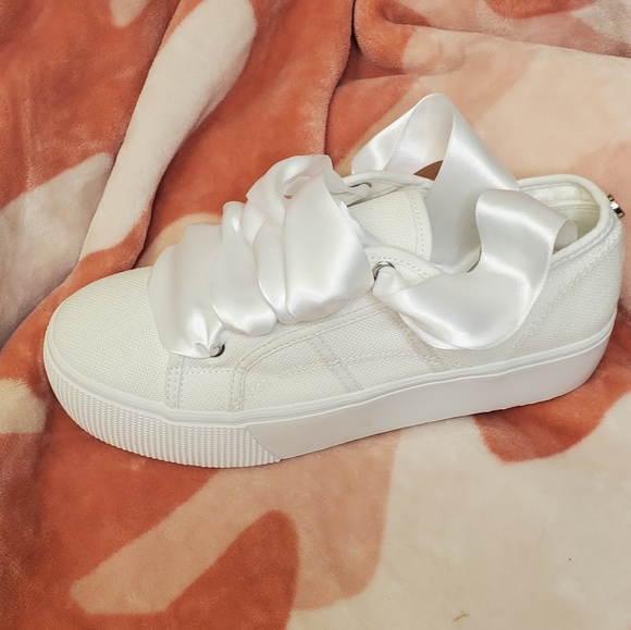emmi white steve madden